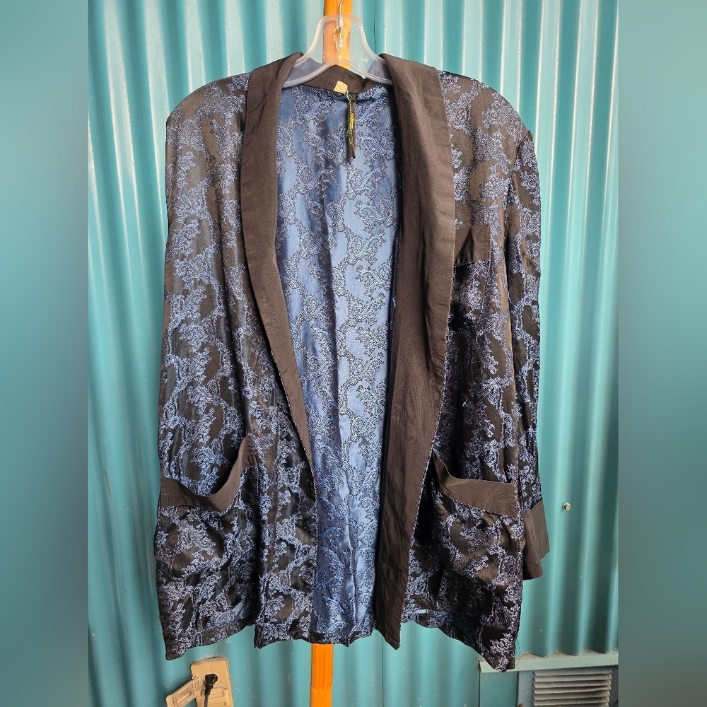 Elegant Black and Blue Patterned Dressing Jacket Goth 50s-look Movie Star Medium